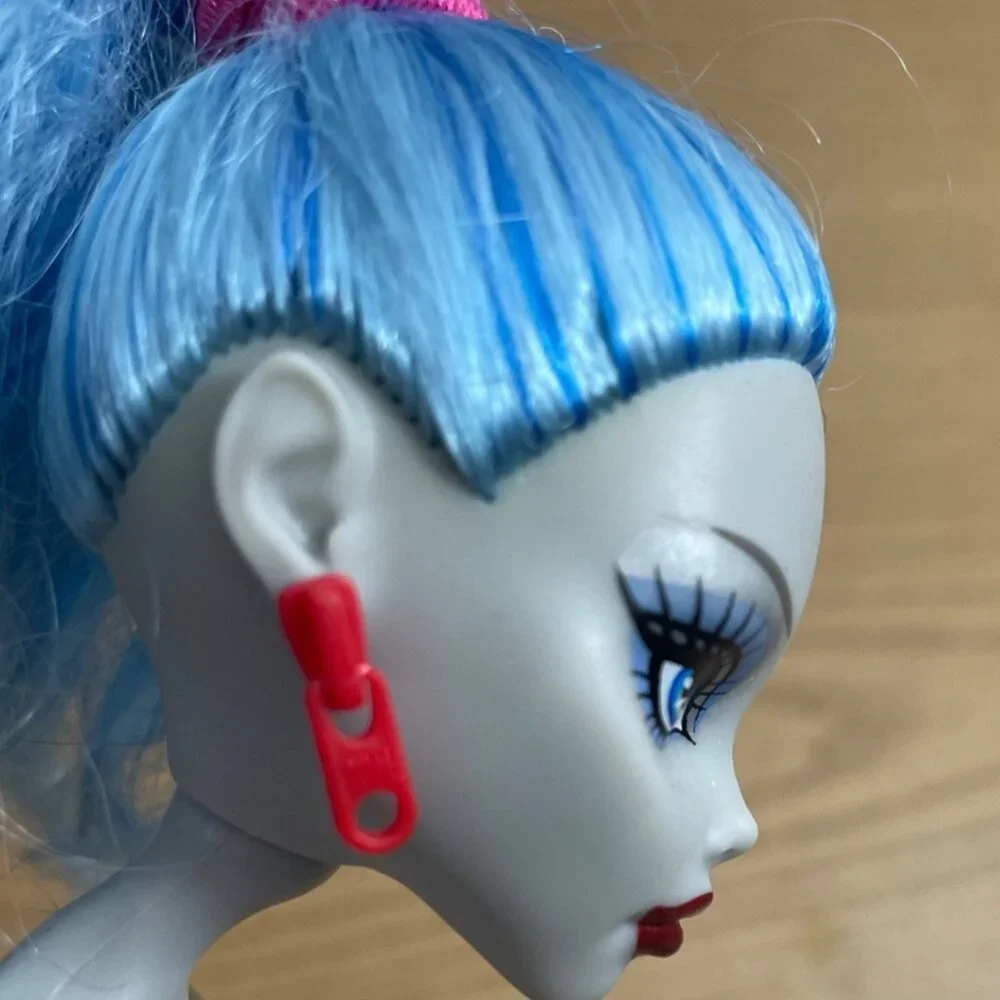 Monster High Doll Ghoulia Yelps Scaris City of Frights Red Zipper Earrings  2008
